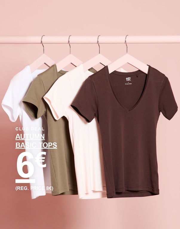 Vier Basic-Tops auf Kleiderbügeln in Weiß, Olivgrün, Offwhite und Braun. Kampagnentext: „CLUB DEAL – AUTUMN BASIC TOPS 6€ (UVP 8€)“