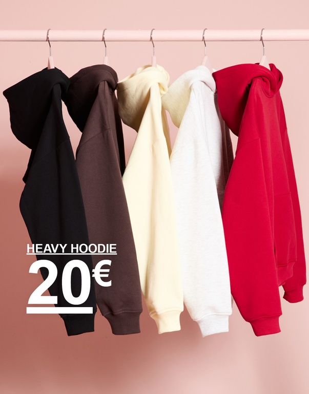 Fünf Hoodies auf Kleiderbügeln in Schwarz, Dunkelbraun, Hellgelb, Offwhite und Rot. Kampagnentext: „HEAVY HOODIE 20€“