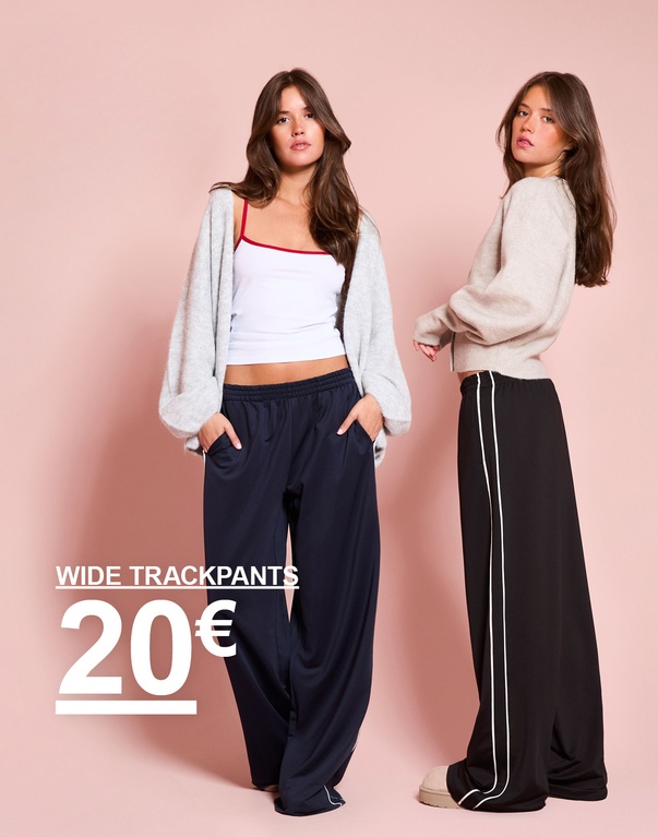 Drei Frauen in weiten Trackpants in Braun und Dunkelblau, kombiniert mit Tops und Strick. Kampagnentext: „WIDE TRACKPANTS 20€“