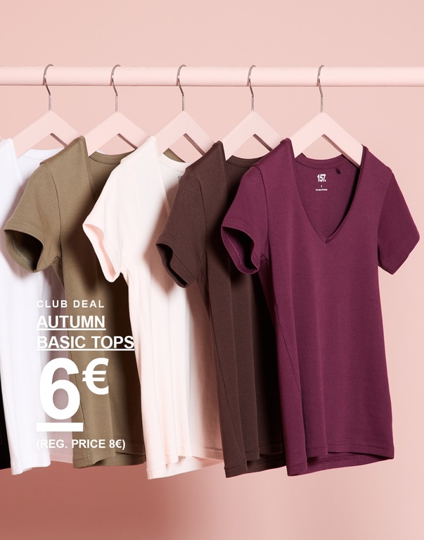 Mehrere einfarbige Basic-Tops hängen auf Kleiderbügeln. CLUB DEAL – AUTUMN BASIC TOPS 6€ (REG. PRICE 8€).
