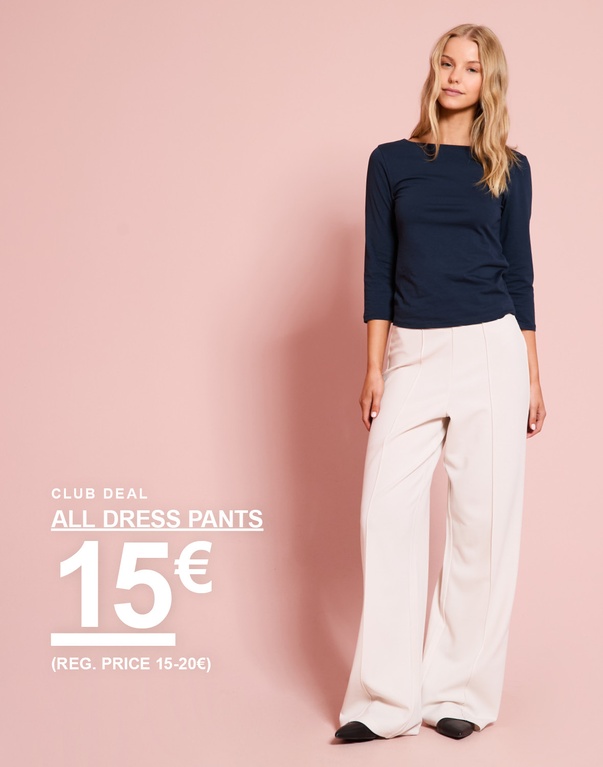 Damenmodel trägt ein dunkelblaues Oberteil und eine helle Stoffhose. CLUB DEAL – ALL DRESS PANTS 15€ (REG. PRICE 15–20€).