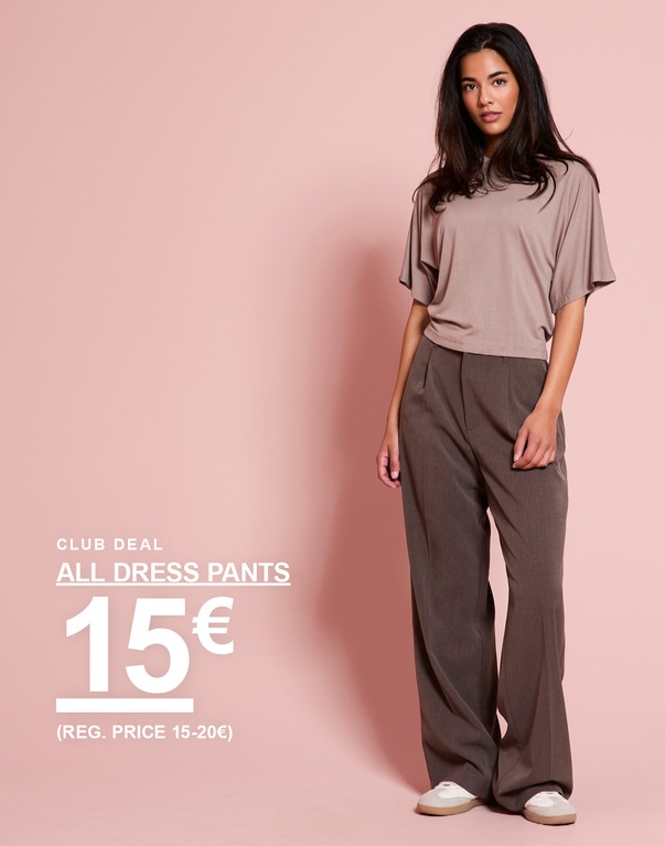 Damenmodel trägt ein beiges Oberteil und eine Stoffhose. CLUB DEAL – ALL DRESS PANTS 15€ (REG. PRICE 15–20€).