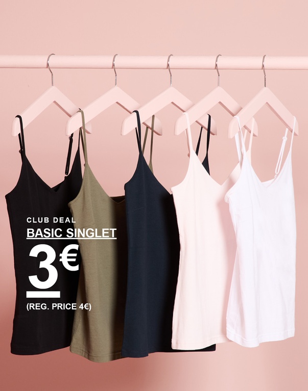 Tops in Schwarz, Khakigrün, Dunkelblau und Weiß auf Kleiderbügeln. Kampagnentext: "CLUB DEAL, BASIC SINGLET, 3€ (UVP 4€)".