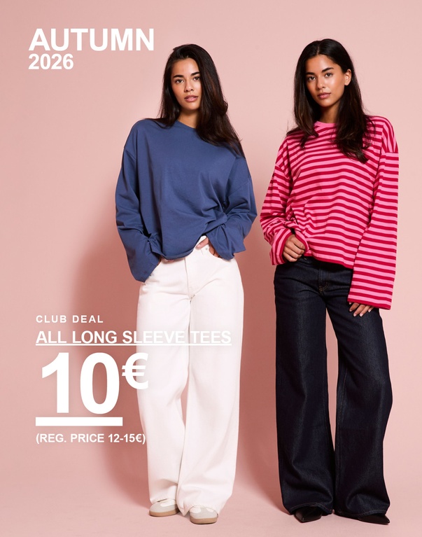 Drei Frauen in Langarmshirts, eines in Blau, eines rosa-rot gestreift und eines in Weiß. Kampagnentext: "CLUB DEAL, ALL LONG SLEEVE TEES, 10€ (UVP 12–15€)".