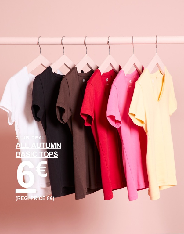 Sechs Basic-Tops auf Kleiderbügeln in Weiß, Schwarz, Braun, Rot, Rosa und Hellgelb. Kampagnentext: "CLUB DEAL, ALL AUTUMN BASIC TOPS, 6€ (UVP 8€)".