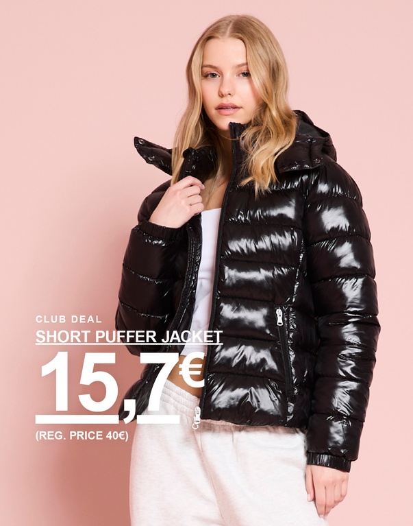 Mehrere kurze Steppjacken in verschiedenen Farben hängen auf Kleiderbügeln. CLUB DEAL – SHORT PUFFER JACKET 15,7€ (REG. PRICE 40€).