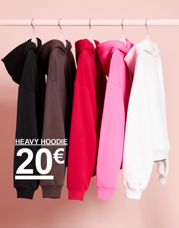Fünf Heavy Hoodies auf Kleiderbügeln in Schwarz, Dunkelbraun, Rot, Rosa und Weiß. Kampagnentext: "HEAVY HOODIE, 20€".