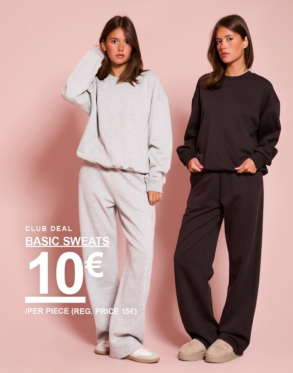 Zwei Frauen in passenden Sweatshirts und Sweatpants, ein Set in Hellgrün und eines in Dunkelgrün. Kampagnentext: "CLUB DEAL, BASIC SWEATS, 10€ /PRO TEIL (UVP 15€)".