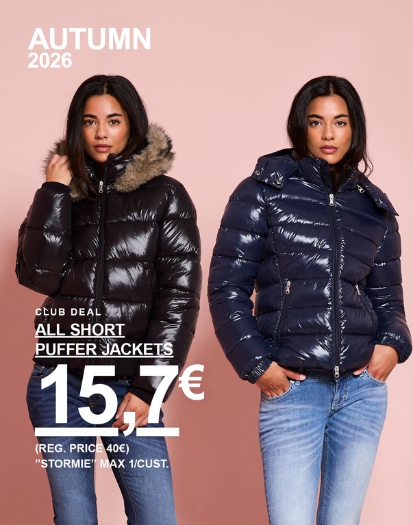 Zwei Frauen in kurzen, glänzenden Pufferjacken, eine in Schwarz mit Kunstfellkragen und eine in Dunkelblau. Kampagnentext: "CLUB DEAL, ALL SHORT PUFFER JACKETS, 15,70€ (UVP 40€). STORMIE MAX. 1/KUNDE".
