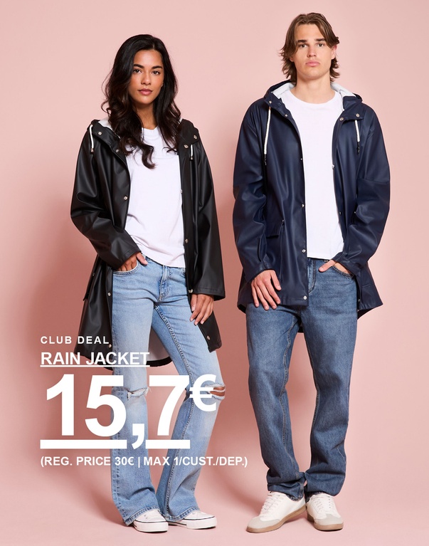 Zwei Models tragen eine schwarze und eine dunkelblaue Regenjacke mit Jeans. CLUB DEAL – RAIN JACKET 15,7 € (REG. PRICE 30 € | MAX 1/CUST./DEP.).