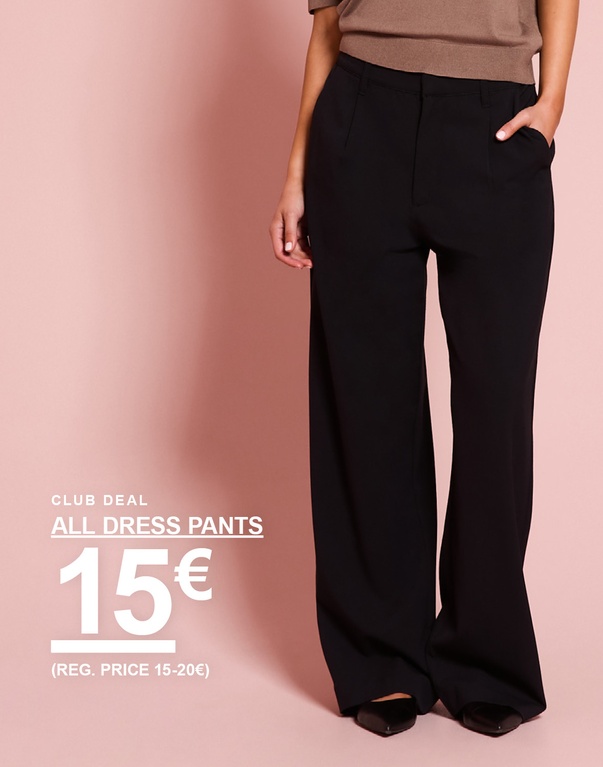 Mädchen in einer schwarzen Hose mit weitem Bein. Kampagnentext: „ALL DRESS PANTS 15€ (UVP 15–20€)“