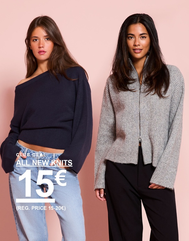 Zwei Mädchen in Strickpullovern, eine in Dunkelblau mit Off-Shoulder-Schnitt und eine in Grau mit Reißverschluss. Kampagnentext: „ALL NEW KNITS 15€ (UVP 15–20€)“