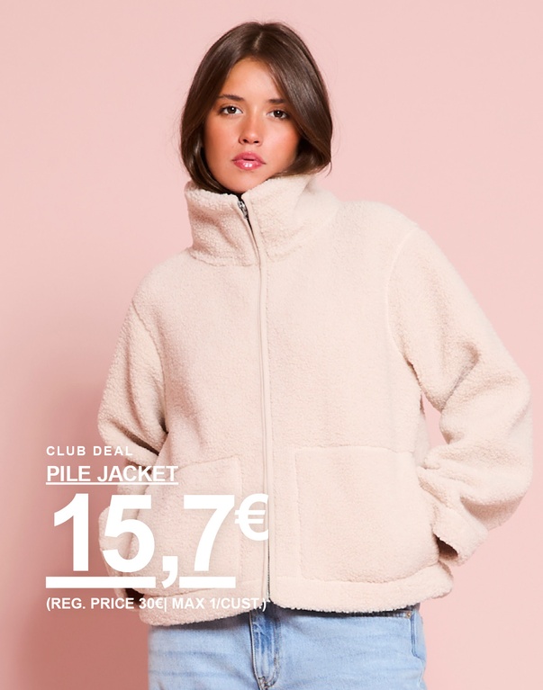 Mädchen in einer beigen Pilejacke mit hohem Kragen. Kampagnentext: „PILE JACKET 15,7€ (UVP 30€ | MAX. 1/KUNDE)“