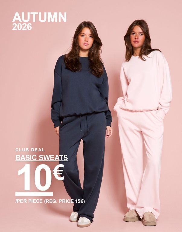 Drei Mädchen in Basic-Sweats, in Dunkelblau, Hellrosa und Grau. Kampagnentext: „BASIC SWEATS 10€/TEIL (UVP 15€)“