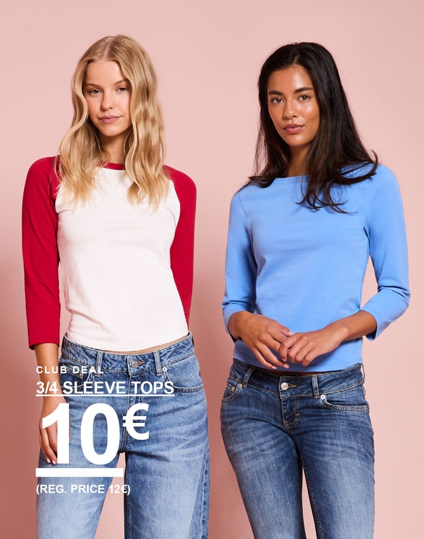 Ärmeln, eine in Weiß mit roten Ärmeln und eine in Blau. Kampagnentext: „3/4 SLEEVE TOPS 10€ (UVP 12€)“
