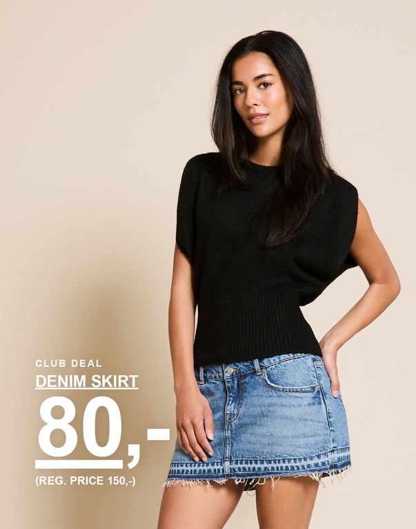 Jente i denimskjørt og svart strikket topp. Kampanjetekst: "CLUB DEAL, DENIMSKJØRT, 80,- (FAST PRIS 150,-)".