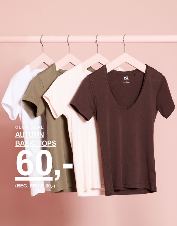 Fire basic topper på kleshengere i hvitt, olivgrønt, offwhite og brunt. Kampanjetekst: "CLUB DEAL – AUTUMN BASIC TOPS 60,- (FAST PRIS 80,-)"