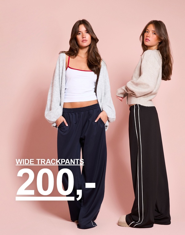 Tre jenter i vide trackpants i brunt og mørkeblått, stylet med topper og strikkeplagg. Kampanjetekst: "WIDE TRACKPANTS 200,-"