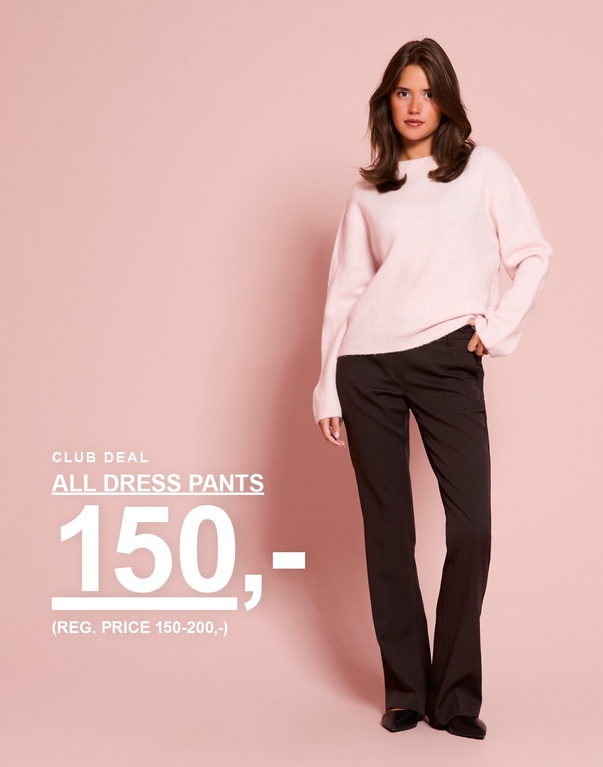 Jente i lyserosa strikkegenser og mørkebrune dressbukser. Kampanjetekst: "CLUB DEAL, ALL DRESS PANTS, 150,- (FAST PRIS 150–200,-)".