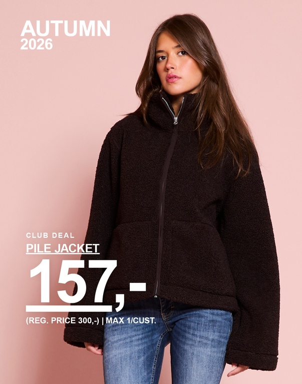 To jenter i pilejakker, én mørkebrun og én beige. Kampanjetekst: "CLUB DEAL, PILE JACKET, 157,- (FAST PRIS 300,-) | MAX 1/KUNDE".