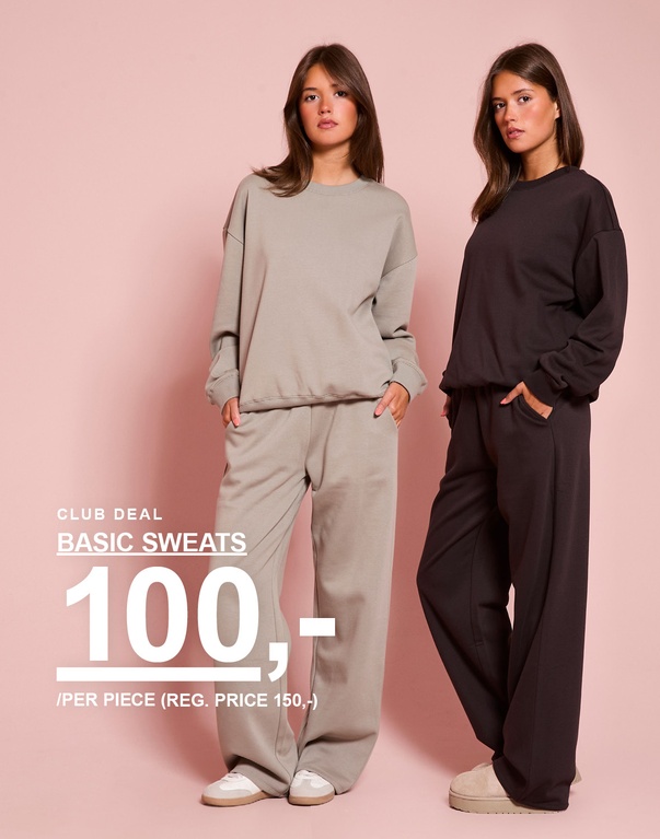 To jenter i matchende sweatshirts og sweatpants, ett sett i lysegrønt og ett i mørkegrønt. Kampanjetekst: "CLUB DEAL, BASIC SWEATS, 100,- /PER DEL (FAST PRIS 150,-)".