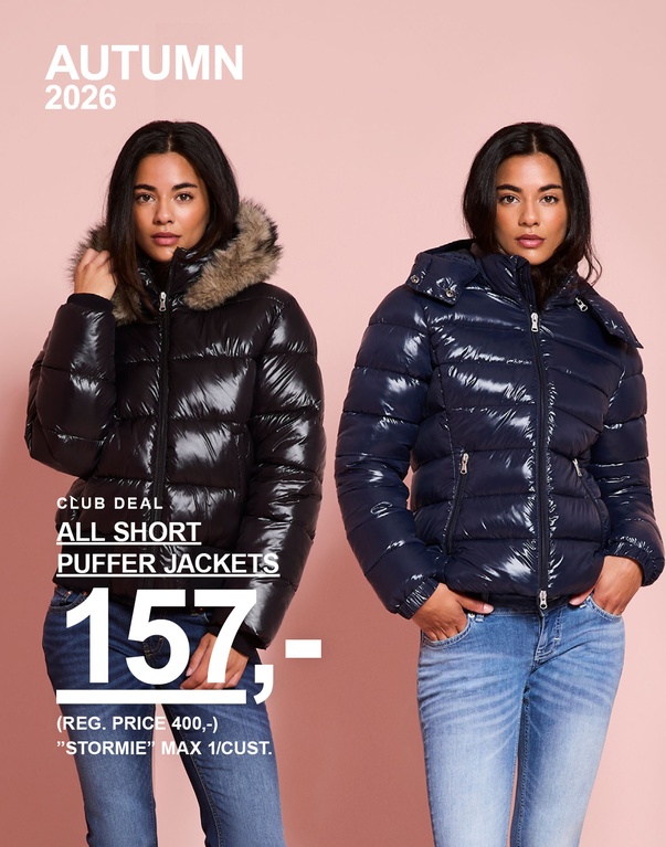 To jenter i korte, blanke pufferjakker, én svart med fuskepelskrage og én mørkeblå. Kampanjetekst: "CLUB DEAL, ALL SHORT PUFFER JACKETS, 157,- (FAST PRIS 400,-). STORMIE MAX 1/KUNDE".