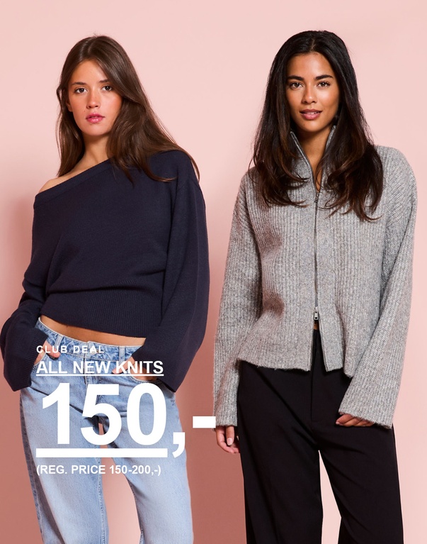 To jenter i strikkegensere, én mørkeblå off shoulder og én grå med glidelås. Kampanjetekst: «ALL NEW KNITS 150,- (FAST PRIS 150–200,-)»
