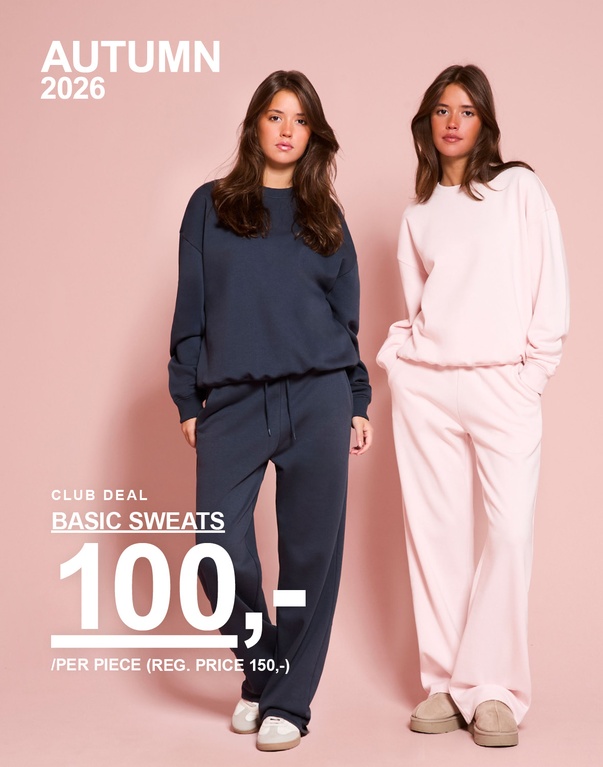 Tre jenter i basic sweats, i mørkeblått, lyserosa og grått. Kampanjetekst: «BASIC SWEATS 100,-/DEL (FAST PRIS 150,-)»