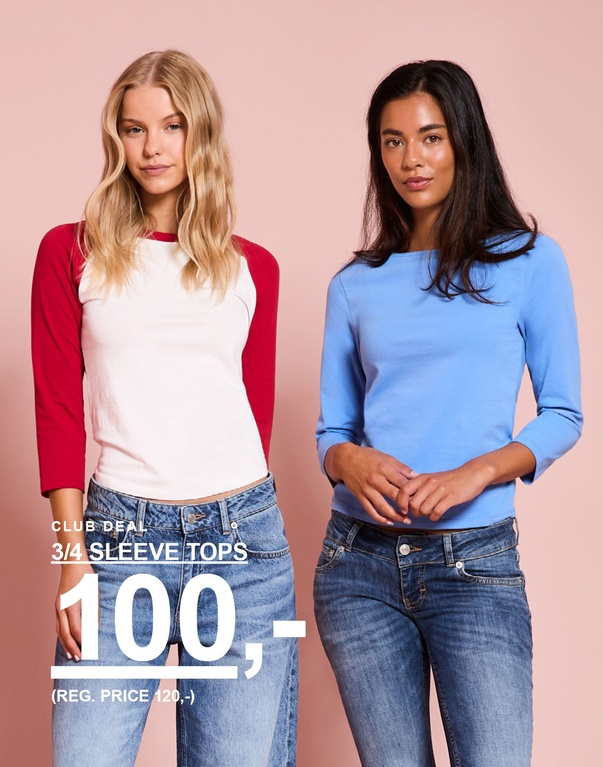 To jenter i topper med 3/4-ermer, én hvit med røde ermer og én blå. Kampanjetekst: «3/4 SLEEVE TOPS 100,- (FAST PRIS 120,-)»