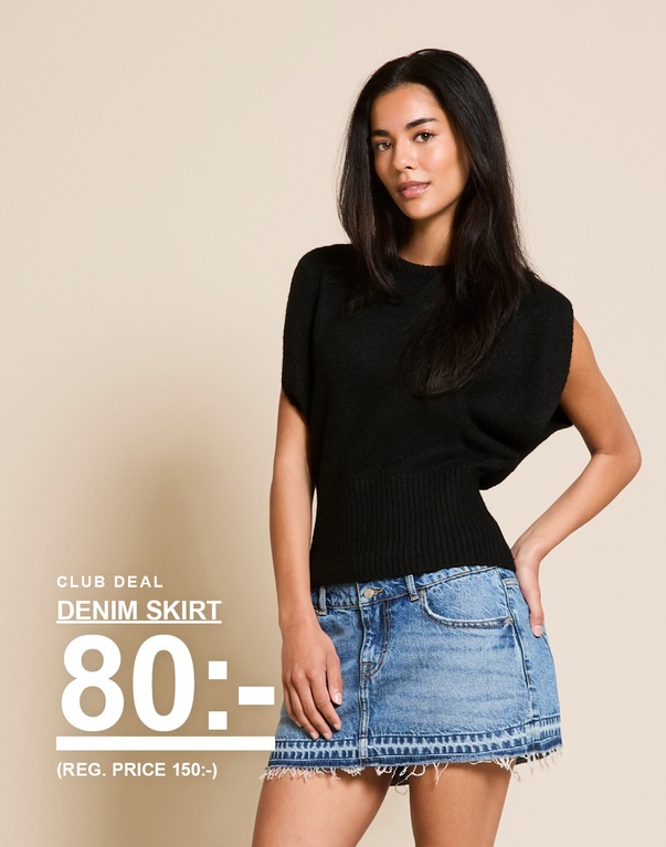 Tjej i jeanskjol och svart stickad topp. Kampanjtext: "CLUB DEAL, JEANSKJOL, 80:- (ORD. PRIS 150:-)".