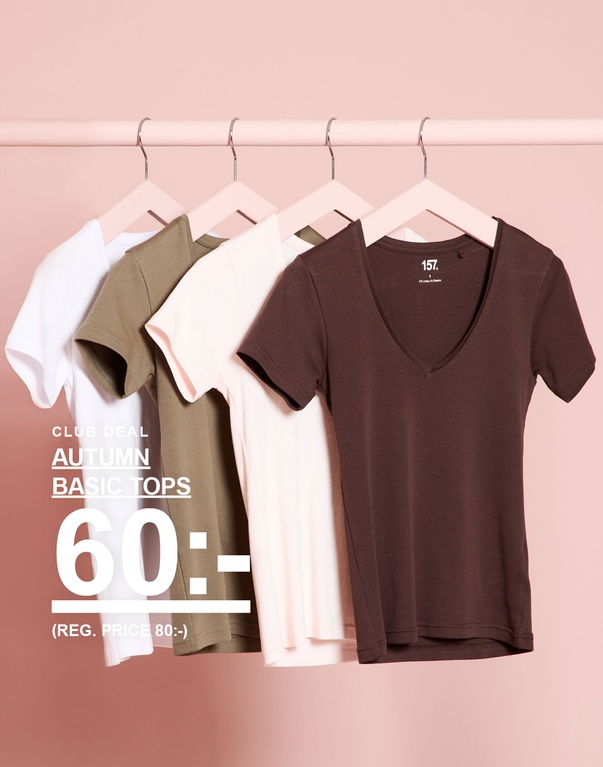 Fyra basic toppar på galgar i vitt, olivgrönt, offwhite och brunt. Kampanjtext: "CLUB DEAL – AUTUMN BASIC TOPS 60:- (ORD. PRIS 80:-)"