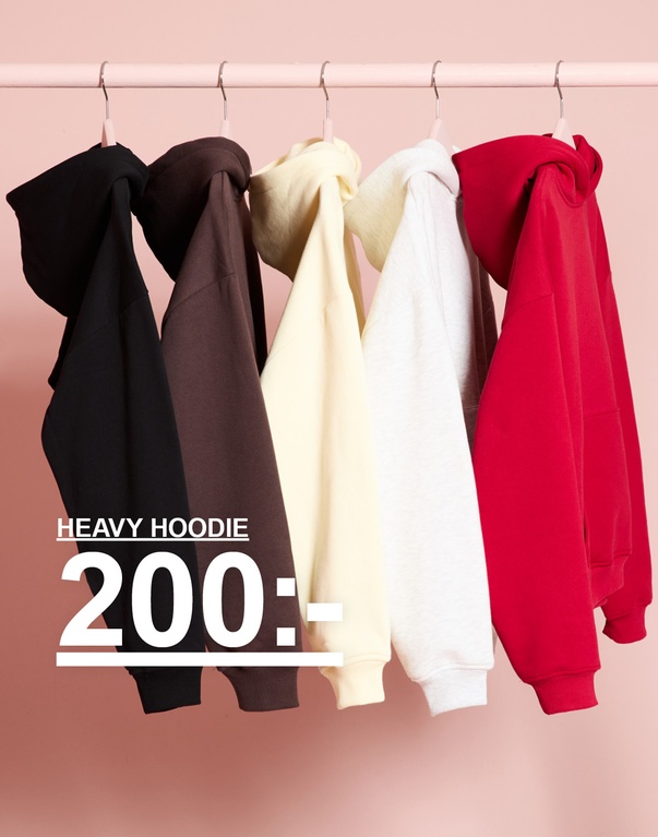 Fem hoodies på galgar i svart, mörkbrunt, ljusgul, offwhite och röd. Kampanjtext: "HEAVY HOODIE 200:-"