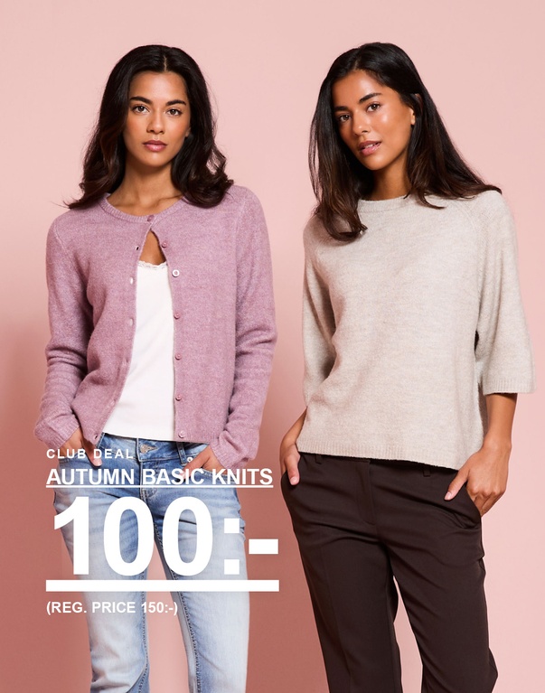 Tre tjejer i stickade tröjor och kofta i ljusrosa, rosa och beige. Kampanjtext: "CLUB DEAL, AUTUMN BASIC KNITS, 100:- (ORD. PRIS 150:-)".