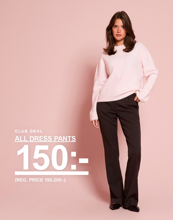 Tjej i ljusrosa stickad tröja och mörkbruna dressade byxor. Kampanjtext: "CLUB DEAL, ALL DRESS PANTS, 150:- (ORD. PRIS 150–200:-)".