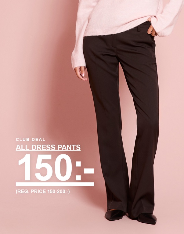 Tjej i ljusrosa stickad tröja och mörkbruna dressade byxor. Kampanjtext: "CLUB DEAL, ALL DRESS PANTS, 150:- (ORD. PRIS 150–200:-)".