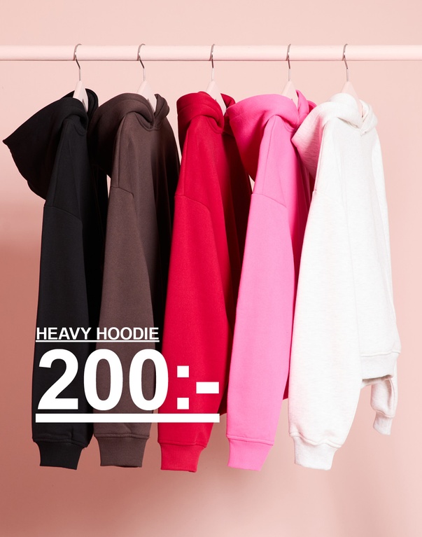 Fem heavy hoodies på galgar i svart, mörkbrunt, rött, rosa och vitt. Kampanjtext: "HEAVY HOODIE, 200:-".