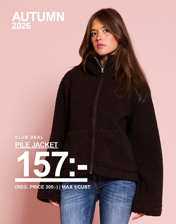 Två tjejer i pilejackor, en mörkbrun och en beige. Kampanjtext: "CLUB DEAL, PILE JACKET, 157:- (ORD. PRIS 300:-) | MAX 1/KUND".