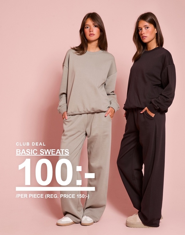 Två tjejer i matchande sweatshirts och sweatpants, ett set i grönt och ett i mörkbrunt. Kampanjtext: "CLUB DEAL, BASIC SWEATS, 100:- /PER PIECE (ORD. PRIS 150:-)".