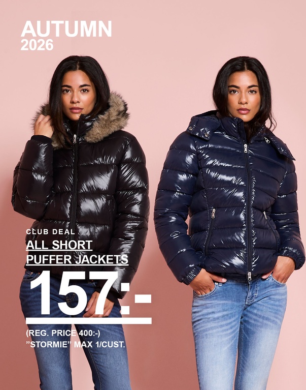 Två tjejer i korta glansiga pufferjackor, en svart med fuskpälskrage och en mörkblå. Kampanjtext: "CLUB DEAL, ALL SHORT PUFFER JACKETS, 157:- (ORD. PRIS 400:-). STORMIE MAX 1/KUND".