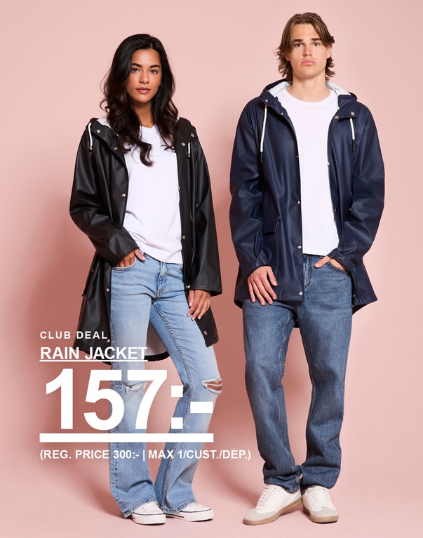 Två modeller bär svart och mörkblå regnjacka med jeans. CLUB DEAL – RAIN JACKET 157:- (REG. PRICE 300:- | MAX 1/CUST./DEP.).