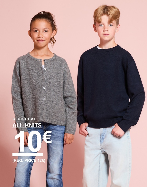 Mädchen und Junge in Strickpullovern. CLUB DEAL – ALL KNITS 10€ (regulärer Preis 12€).