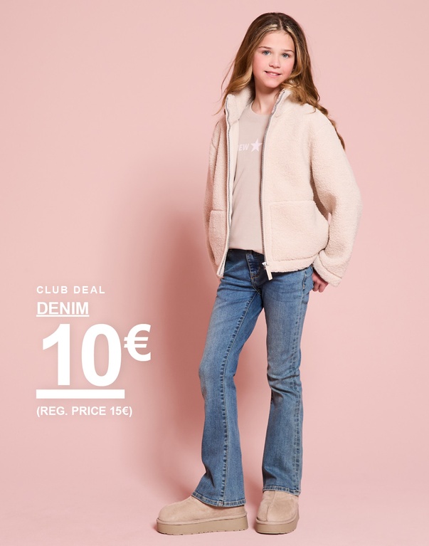 Mädchen in Jeans und Pilejacke. CLUB DEAL – DENIM 10€ (regulärer Preis 15€).