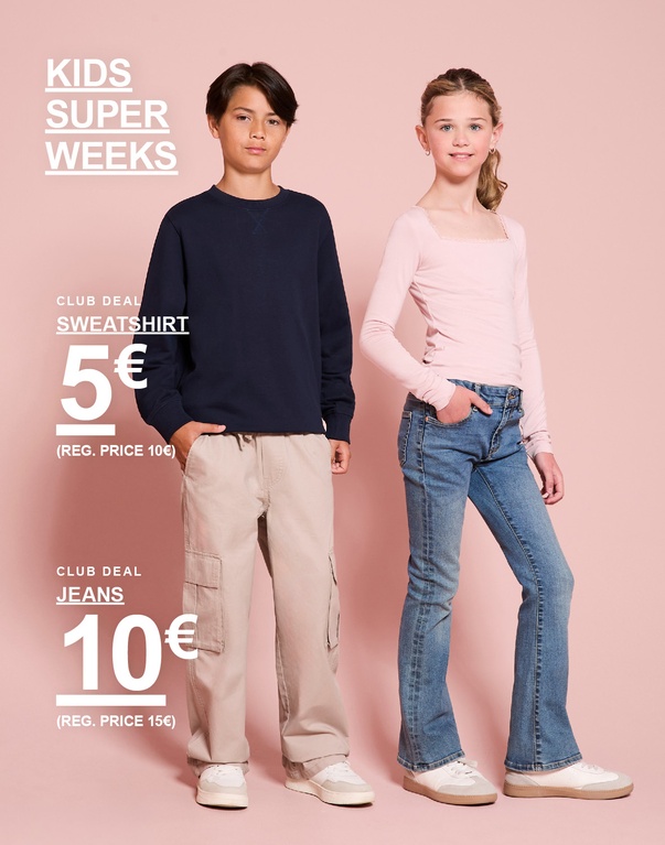 Junge und zwei Mädchen in Sweatshirts und Jeans. KIDS SUPER WEEKS – CLUB DEAL: SWEATSHIRT 5€ (regulärer Preis 10€, max. 1 pro Kunde) und JEANS 10€ (regulärer Preis 15€).