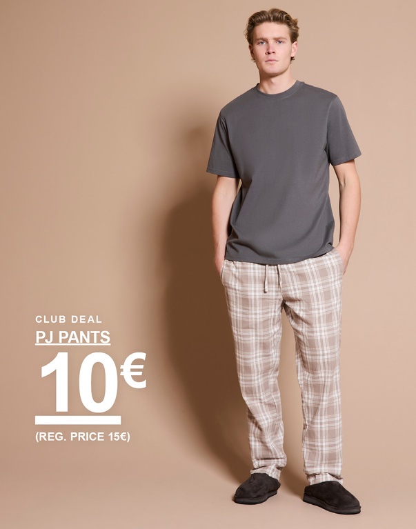 Mann in grauem T-Shirt und karierter Pyjamahose vor hellem Hintergrund. Kampagnentext: „CLUB DEAL PJ PANTS 10€ (REG. PRICE 15€)“.