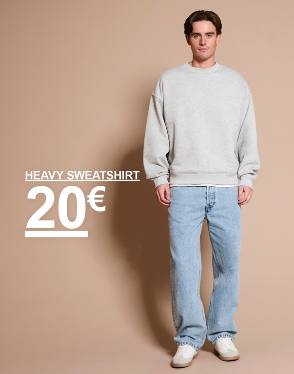 Mann in hellgrauem Sweatshirt und Jeans vor hellem Hintergrund. Kampagnentext: „HEAVY SWEATSHIRT 20€“.