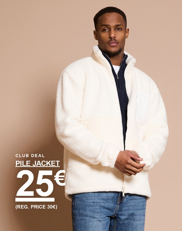 Mann in weißer Teddyjacke mit Reißverschluss und Jeans vor hellem Hintergrund. Kampagnentext: „CLUB DEAL PILE JACKET 25€ (REG. PRICE 30€)“.