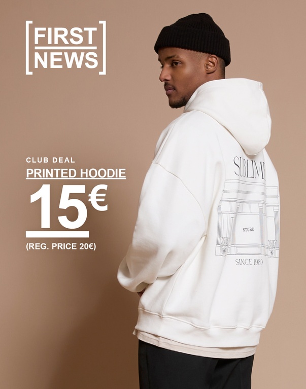 Mann in weißem Hoodie mit Print auf dem Rücken und schwarzer Mütze vor hellem Hintergrund. Kampagnentext: „CLUB DEAL PRINTED HOODIE 15€ (REG. PRICE 20€)“.