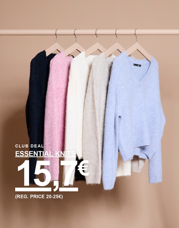 Strickpullover auf Kleiderbügeln in Schwarz, Rosa, Weiß, Hellbeige und Hellblau. Kampagnentext: "CLUB DEAL, ESSENTIAL KNITS, 15,7€ (UVP 20–25€)".