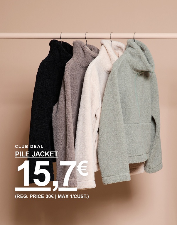 Pilejacken auf Kleiderbügeln in Schwarz, Grau, Offwhite und Salbeigrün. Kampagnentext: "CLUB DEAL, PILE JACKET, 15,7€ (UVP 30€ | MAX. 1/KUNDE)".