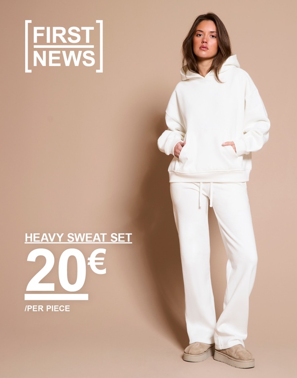 Frau in offwhitefarbenem Sweatset mit Hoodie und Hose. Kampagnentext: "SWEAT SET, 20€/PRO TEIL".